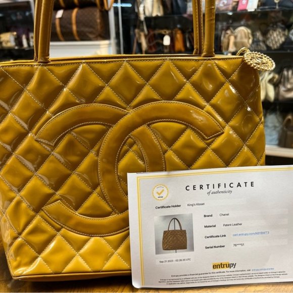 CHANEL QUILTED patent MEDALLION TOTE - Picture 13 of 15